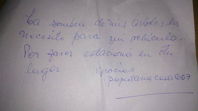 Polémica entre vecinos: reclamó que no le usen la sombra de su árbol con una nota