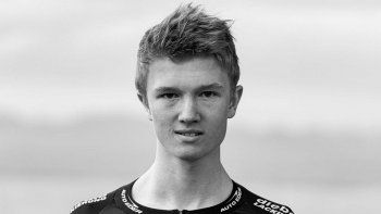 El joven ciclista fue atropellado por un coche. El joven ciclista fue atropellado por un coche.