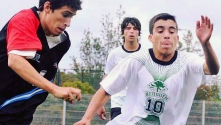 Con el 10 en el pecho: Marcos Acuña disputa un partido en su juventud. Con el 10 en el pecho: Marcos Acuña disputa un partido en su juventud.