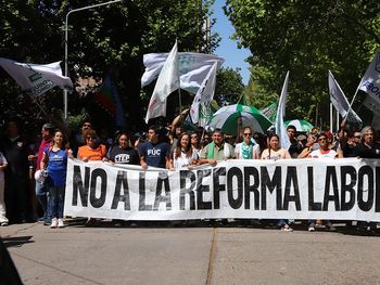 en imagenes: asi fue la marcha en neuquen por el paro de la cgt contra la reforma laboral en imagenes: asi fue la marcha en neuquen por el paro de la cgt contra la reforma laboral