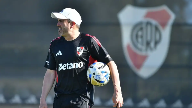 River se mide ante Huracán en el debut del Chacho Coudet: hora, formaciones y TV