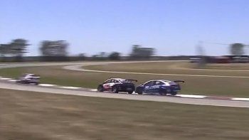 José Manuel Urcera se vio involucrado en un incidente con Agustín Canapino en los primeros metros de la final del Súper TC2000 en Alta Gracia. José Manuel Urcera se vio involucrado en un incidente con Agustín Canapino en los primeros metros de la final del Súper TC2000 en Alta Gracia.