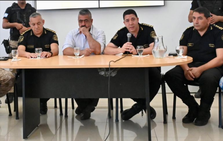 El ministro de Seguridad de Chubut, Héctor Iturrioz, dio detalles del caso junto a jefes policiales. El ministro de Seguridad de Chubut, Héctor Iturrioz, dio detalles del caso junto a jefes policiales.