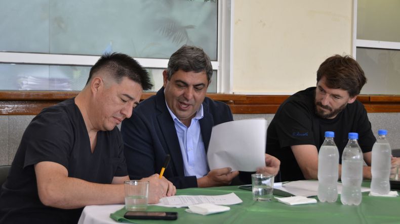 Juan Pablo Palma, el día que asumió, junto al Ministro de Salud de Río Negro y al intendente de Cipolletti. | LM Neuquen Juan Pablo Palma, el día que asumió, junto al Ministro de Salud de Río Negro y al intendente de Cipolletti.