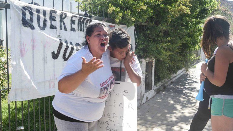 La hermana y uno de los hijos de Mónica Huircaleo