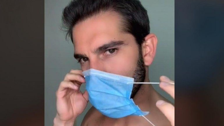 Hizo un video de un sensual baile de striptease usando un barbijo y se viralizó en TikTok.