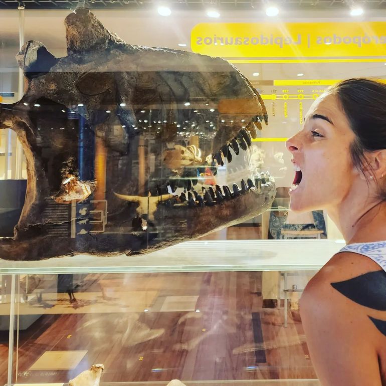 Juana Viale bromeando en un museo.