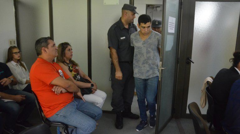 Los familiares de Lautaro miran al acusado cuando ingresa a la audiencia.&nbsp;