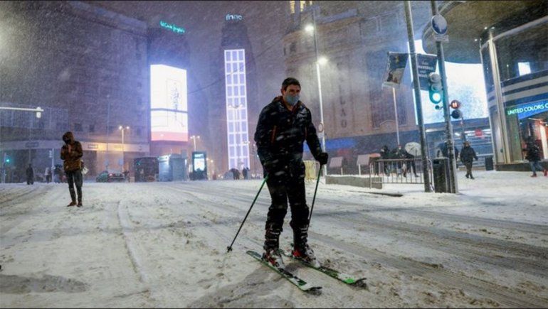 España: cuatro muertos y cientos de autos atrapados por la nieve