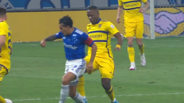 Luis Advíncula se fue expulsado en Boca.