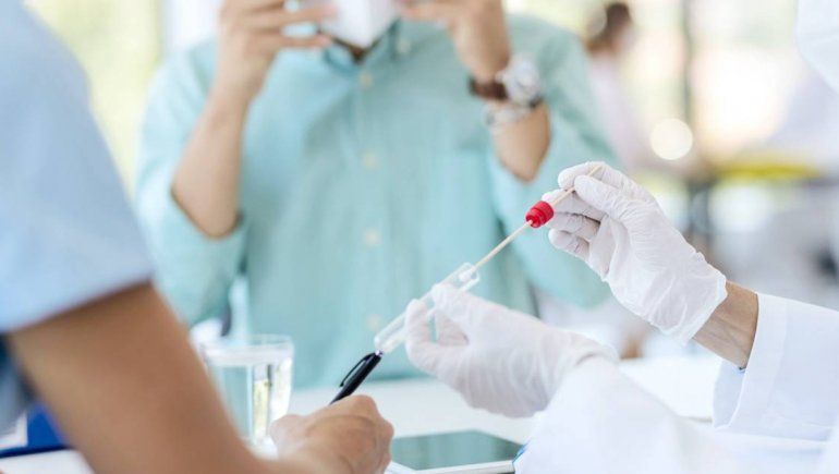 Covid-19: volvió de Perú y contagió a toda su familia con la variante Delta