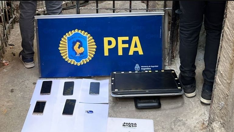 Algunos de los elementos de prueba incautados en los allanamientos de este miércoles por las estafas a los clientes del Banco de Chubut. Algunos de los elementos de prueba incautados en los allanamientos de este miércoles por las estafas a los clientes del Banco de Chubut. 