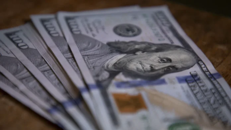 El aumento se produce luego de que varias entidades privadas ofrecían el dólar a ese valor desde primeras horas de la mañana. El aumento se produce luego de que varias entidades privadas ofrecían el dólar a ese valor desde primeras horas de la mañana.