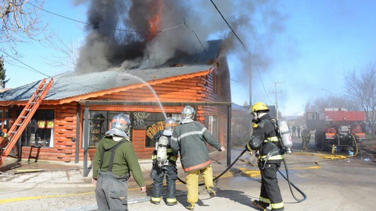 Las llamas consumieron un departamento y afectaron parte de un local comercial