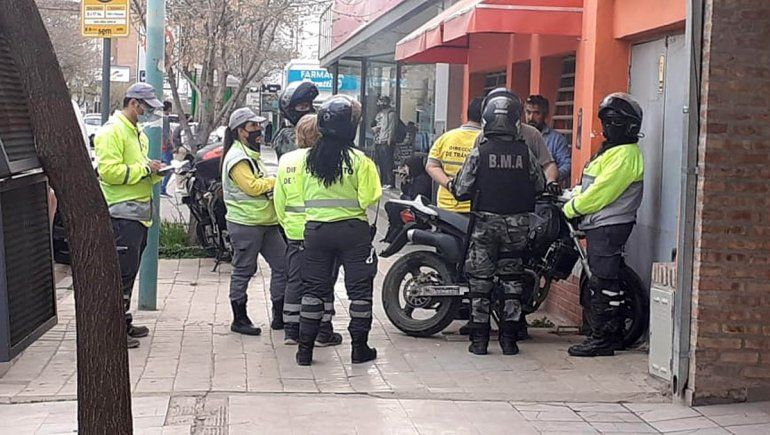 Manejaba a contramano y agredió a inspectores de tránsito
