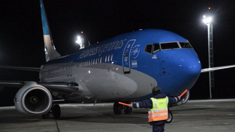 Llegó el primer vuelo nocturno a la nueva pista del aeropuerto de Chapelco