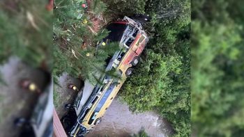 El colectivo que cayó al arroyo en Misiones dejó 7 víctimas fatales y varios heridos en grave estado. El colectivo que cayó al arroyo en Misiones dejó 7 víctimas fatales y varios heridos en grave estado.