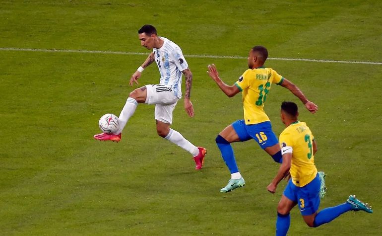 Renan Lodi no pudo interceptar el pase de Rodrigo De Paul y le dejó la pelota servida a Ángel Di María.