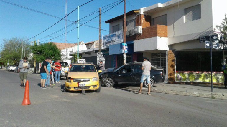 Un Bora terminó abrazado a un poste luego de un violento choque
