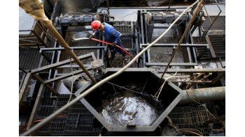 IMAGEN DE ARCHIVO. Flujo de perforación en un contenedor en un pozo petrolero operado por la petrolera estatal PDVSA, en el cinturón del Orinoco, cerca de Cabrutica en el estado de Anzoategui. 16 de