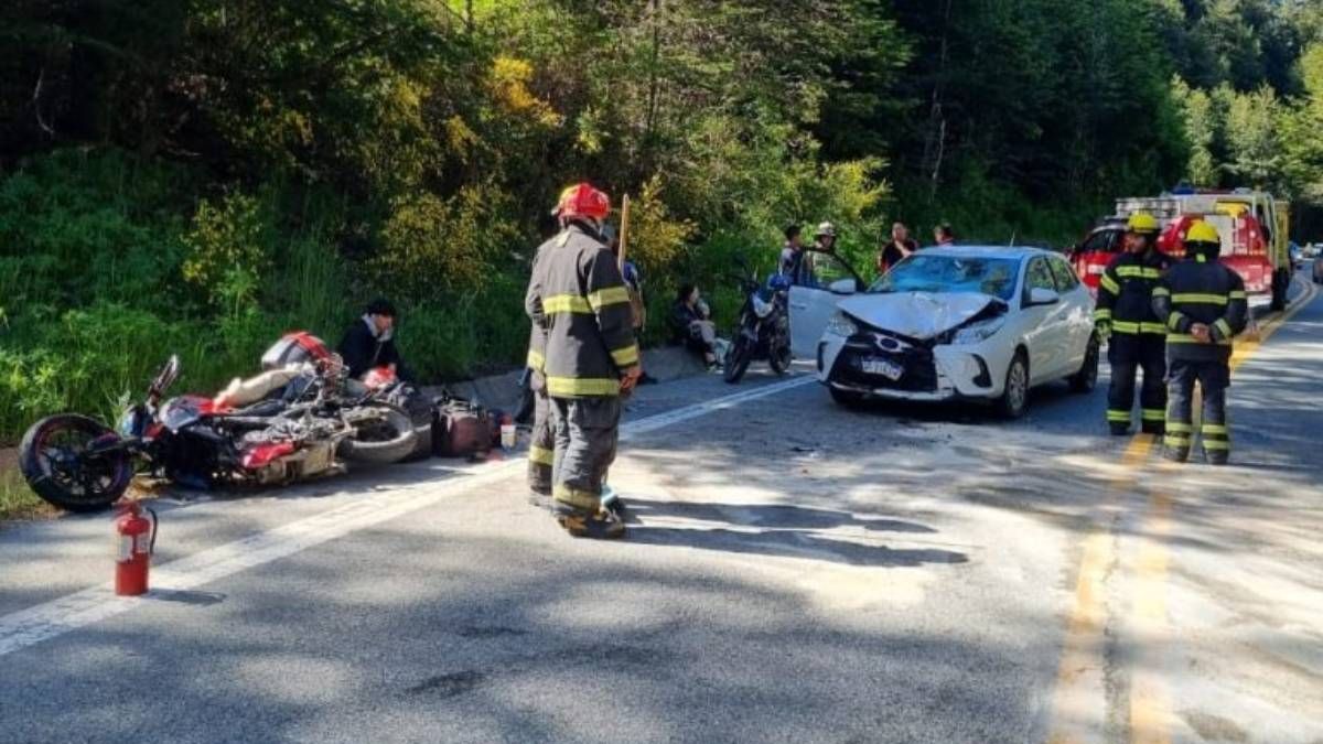 Choque frontal en la Ruta de los Siete Lagos entre un auto y una moto ...