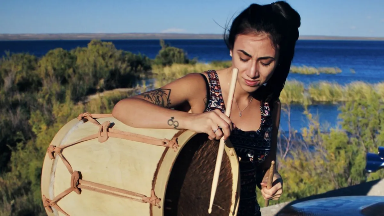 Corazón de bombo: de Cipolletti al mundo con la música