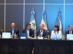 Gaido, Figueroa, funcionarios y los intendentes que visitaron Neuquén.
