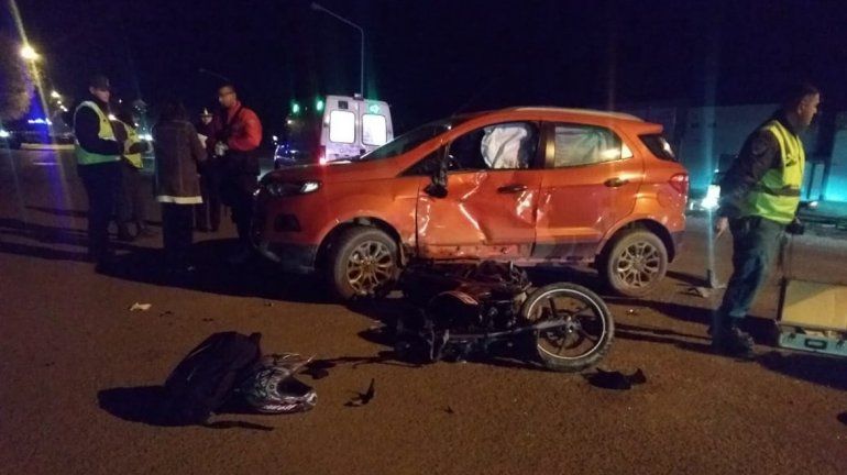 Un choque en Ruta 22 entre una camioneta y una moto dejó un lesionado