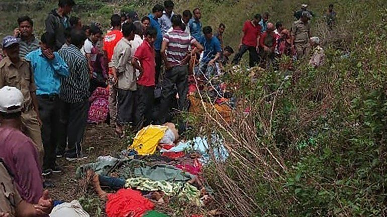 El micro se precipitó desde unos 213 metros en el norte de la India.