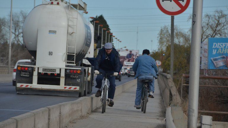 Muchos utilizan la bicicleta para trasladarse entre Neuquén y Cipolletti.