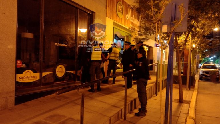 Destrozaron una vidriera en pleno centro y entraron a robar