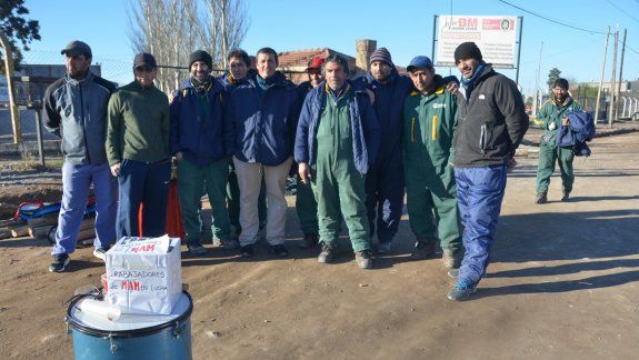 los despedidos de mam bloquearon la entrada de una petrolera