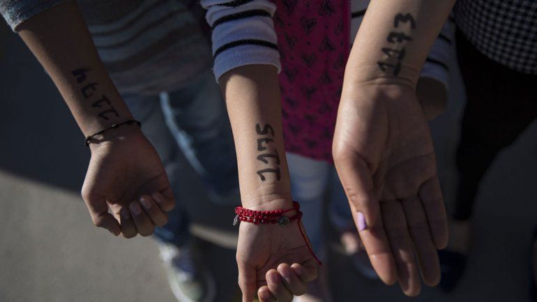Niños migrantes son marcados al estilo nazi