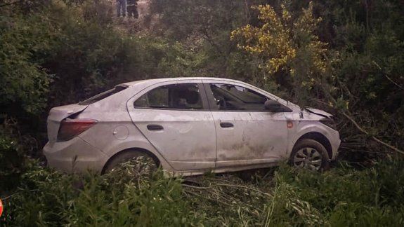 Perdió el control del auto y terminó volcando en la ruta 48