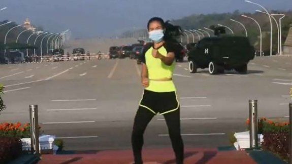 Twitter: hizo su clase de gimnasia mientras a su espalda se producía un golpe de Estado