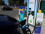 FOTO DE ARCHIVO: En la imagen se ve cómo se carga un taxi eléctrico en un punto de carga de vehículos eléctricos BP Pulse en Londres, Reino Unido, el 16 de julio de 2021. REUTERS/Peter Nicholls/File