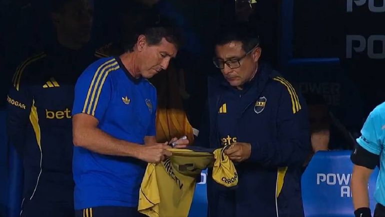 De odiado a amado: el extraño gesto de Úbeda con un hincha que le pidió una firma durante el partido