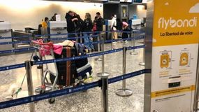 Trabajadores de Flybondi en pie de guerra tras cobrar medio sueldo: el reclamo en Neuquén | LM Neuquen Trabajadores de Flybondi en pie de guerra tras cobrar medio sueldo: el reclamo en Neuquén