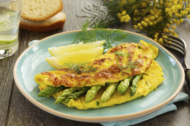 Un omelette esponjoso y nutritivo, relleno con espárragos salteados y queso fundido. Un omelette esponjoso y nutritivo, relleno con espárragos salteados y queso fundido.