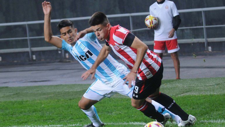 Arias, otra vez figura en debut con empate de Racing