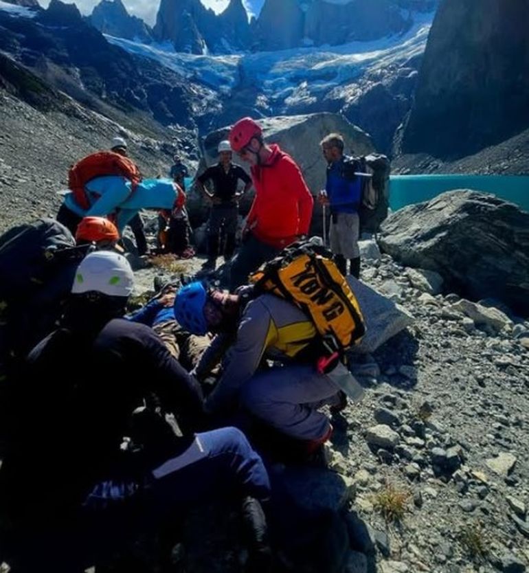 El incidente que lesionó gravemente al escalador brasileño sucedió cuando se desprendieron rocas e impactaron en su cabeza. Fotos @CaxChalten