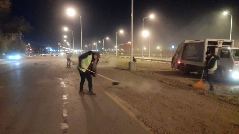 En un operativo nocturno limpiaron la avenida Alfonsín en Parque Industrial