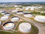 FOTO DE ARCHIVO. Tanques de almacenamiento de petr&oacute;leo crudo en el centro petrolero de Cushing, en Oklahoma, EEUU. 21 de abril de 2020.&nbsp;La crisis de la demanda tensiona los precios.&nbsp;REUTERS/Drone Base