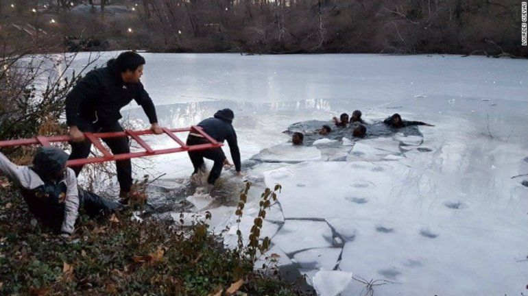 Chicos se sacaban una selfie en el lago congelado y el hielo se quebró