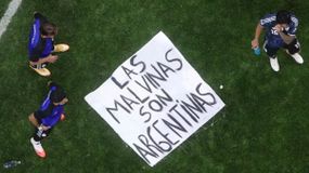 La&nbsp;bandera&nbsp;con la frase “Las Malvinas son argentinas” llegó a los jugadores tras el triunfo ante Inglaterra.
