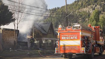Se destruyeron tres viviendas en un incendio en San Martín de los Andes.
