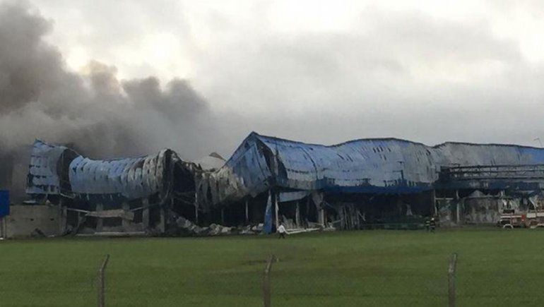 Un voraz incendio consumió un frigorífico