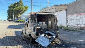 La Renault Express que sufrió las peores consecuencias en el raíd incendiario en la madrugada de Trelew. La Renault Express que sufrió las peores consecuencias en el raíd incendiario en la madrugada de Trelew.