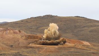 Silencio radial, conteo regresivo y detonación electrónica: el protocolo de voladura que Calcatreu acordó con la comunidad. | LM Neuquen Silencio radial, conteo regresivo y detonación electrónica: el protocolo de voladura que Calcatreu acordó con la comunidad.