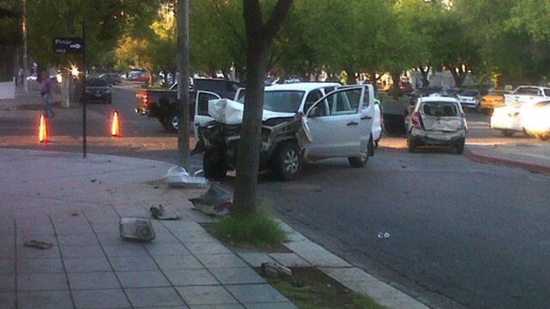 Chocó a un auto y terminó contra un poste de luz